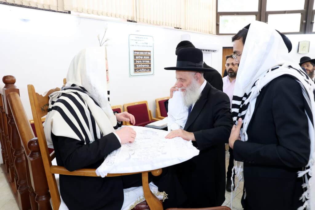 בֵּן בָּא לָנוּ: רב העדה התוניסאית בירושלים חגג ברית לנכדו