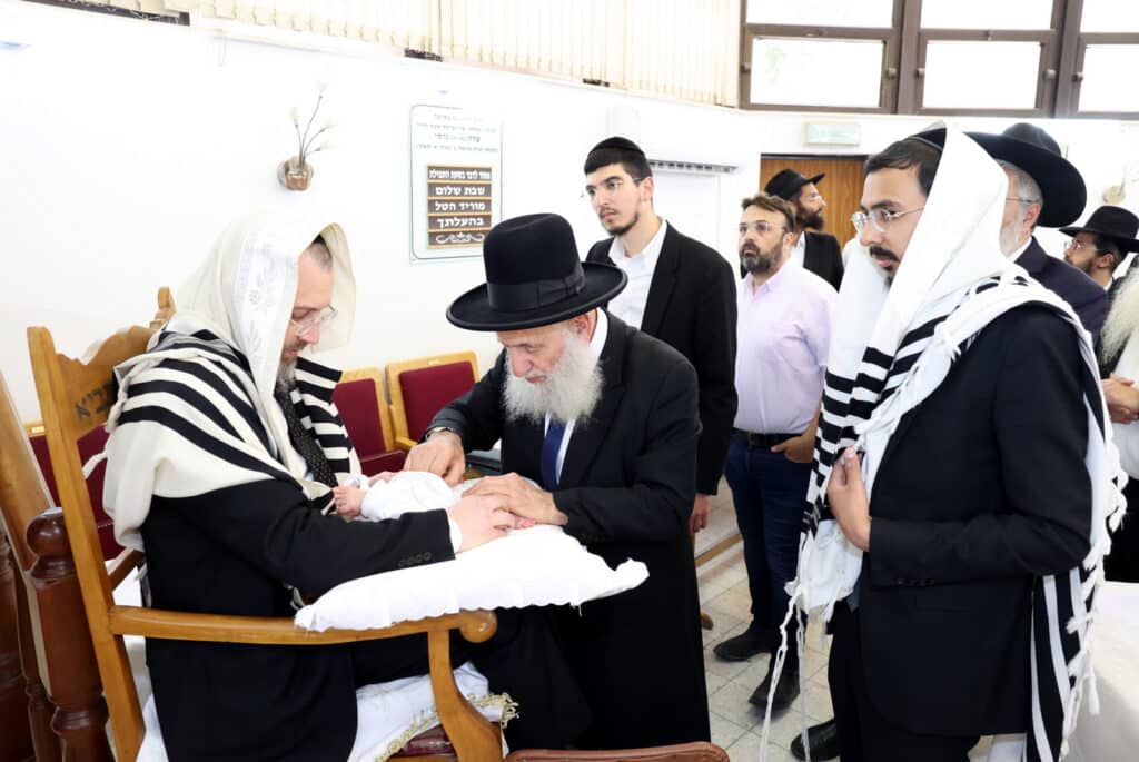 בֵּן בָּא לָנוּ: רב העדה התוניסאית בירושלים חגג ברית לנכדו