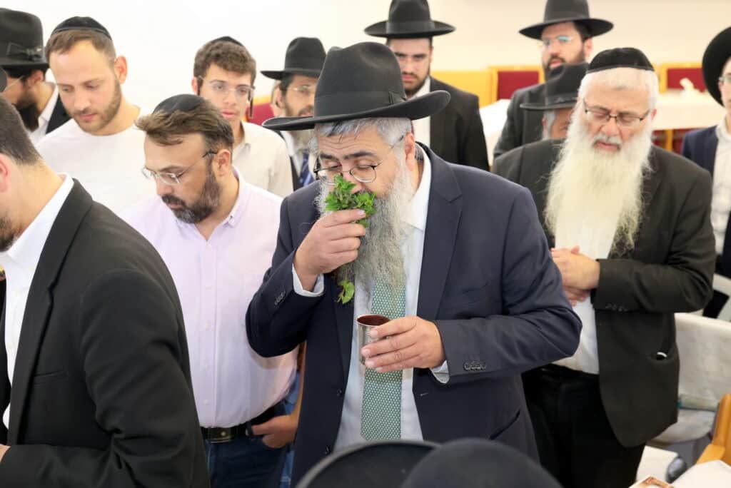 בֵּן בָּא לָנוּ: רב העדה התוניסאית בירושלים חגג ברית לנכדו