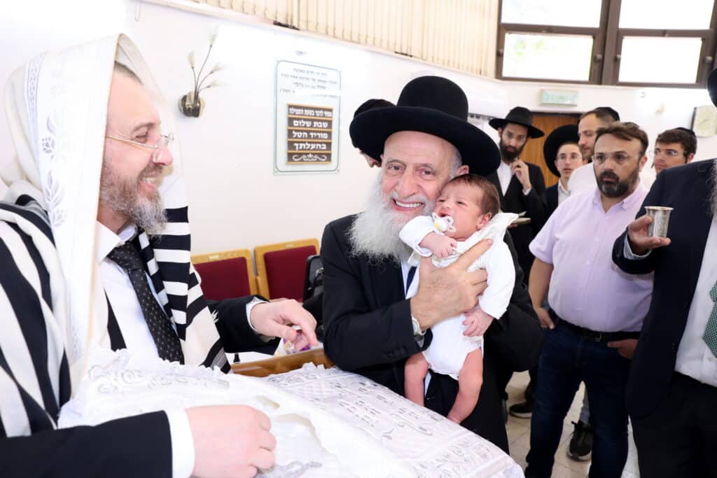בֵּן בָּא לָנוּ: רב העדה התוניסאית בירושלים חגג ברית לנכדו