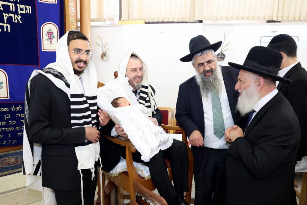 בֵּן בָּא לָנוּ: רב העדה התוניסאית בירושלים חגג ברית לנכדו