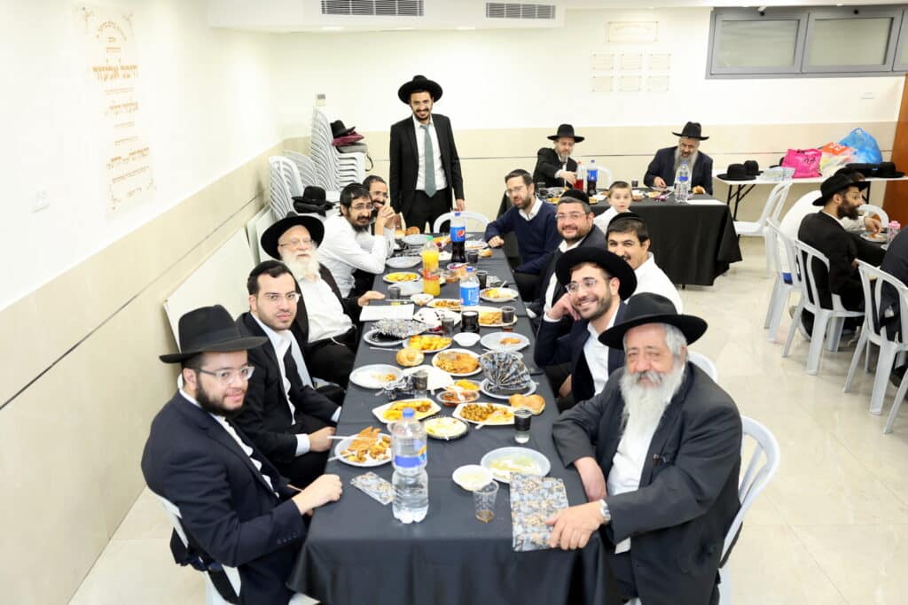 בֵּן בָּא לָנוּ: רב העדה התוניסאית בירושלים חגג ברית לנכדו