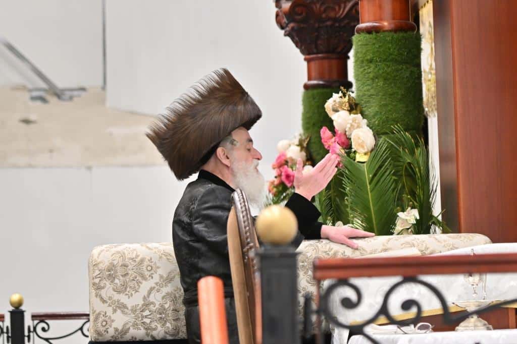 שבועות בחצר הקודש ויז'ניץ