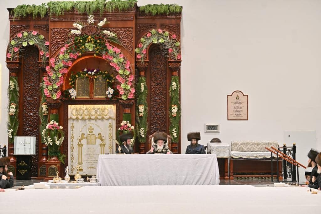 שבועות בחצר הקודש ויז'ניץ