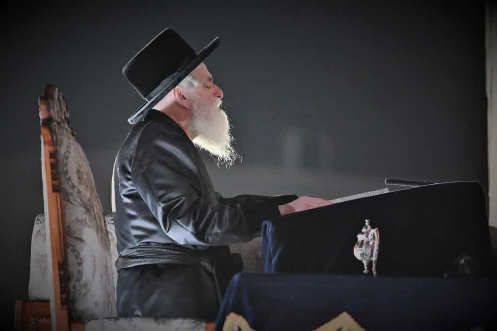 גלריה: האדמו"ר מויז'ניץ בהדלקה