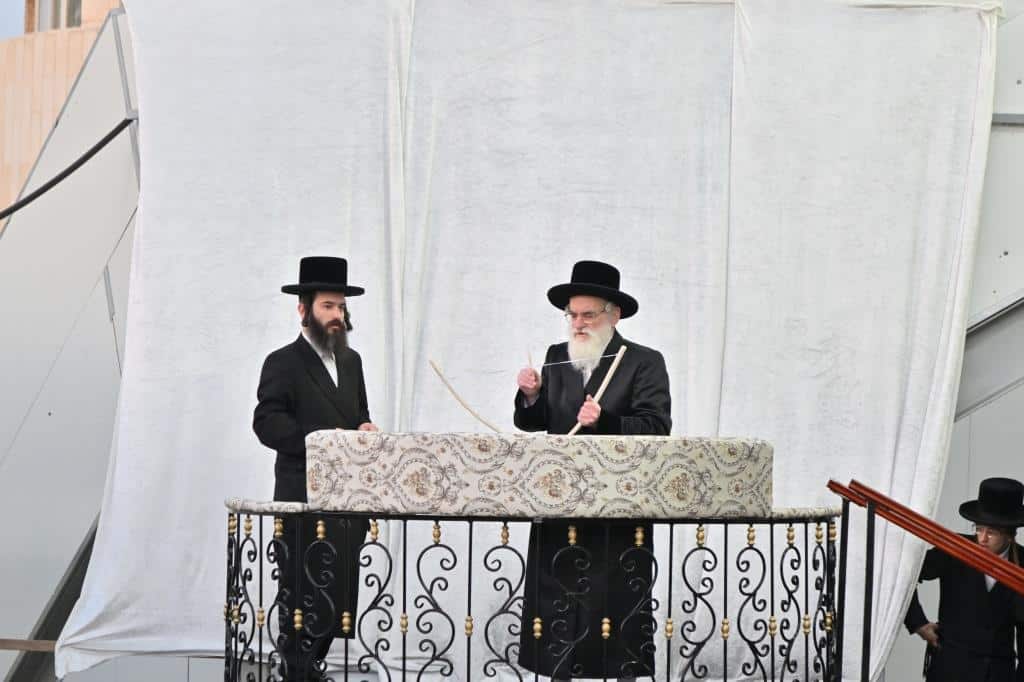 גלריה: האדמו"ר מויז'ניץ בהדלקה