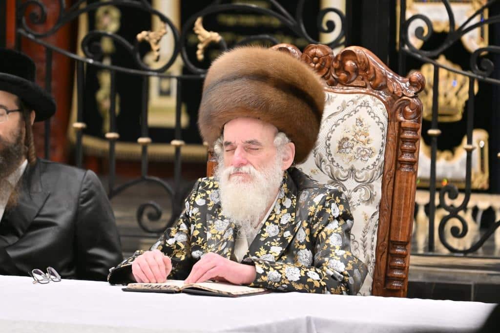 גלריה: האדמו"ר מויז'ניץ בהדלקה