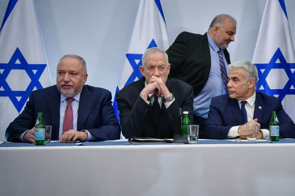 על קו הגמר? טראמפ מהמר, הליכוד משריין ואייזנקוט מרדים