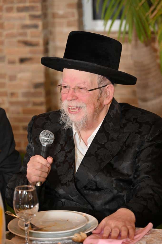 איש התקשורת התארס עם ביתו של רב העיר