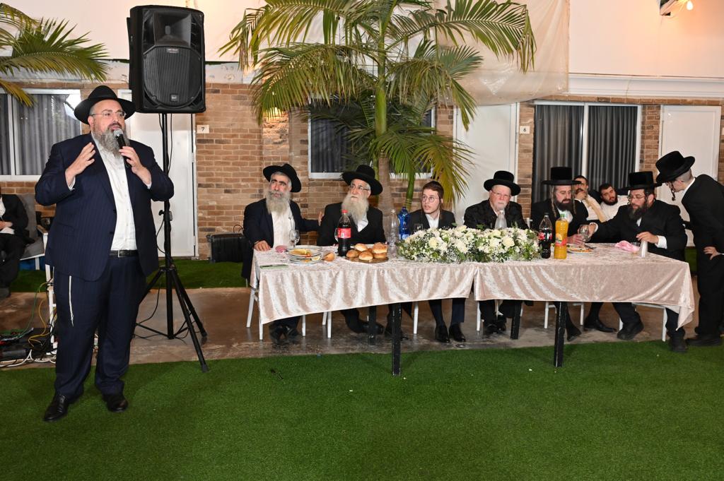 איש התקשורת התארס עם ביתו של רב העיר