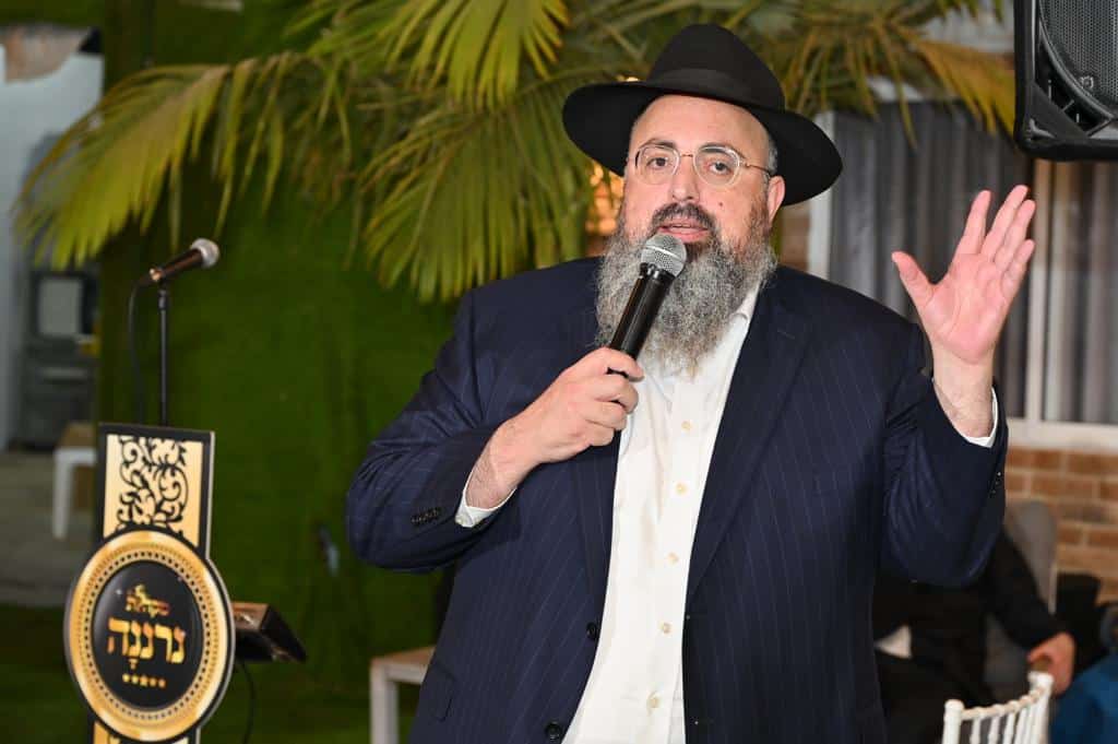 איש התקשורת התארס עם ביתו של רב העיר