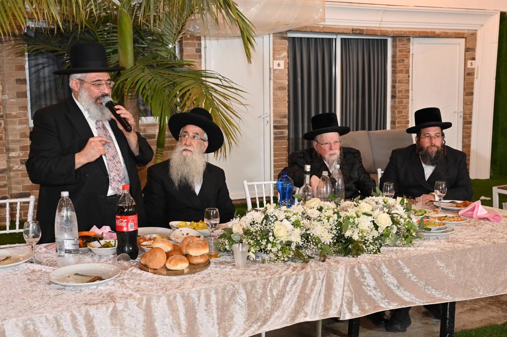 איש התקשורת התארס עם ביתו של רב העיר