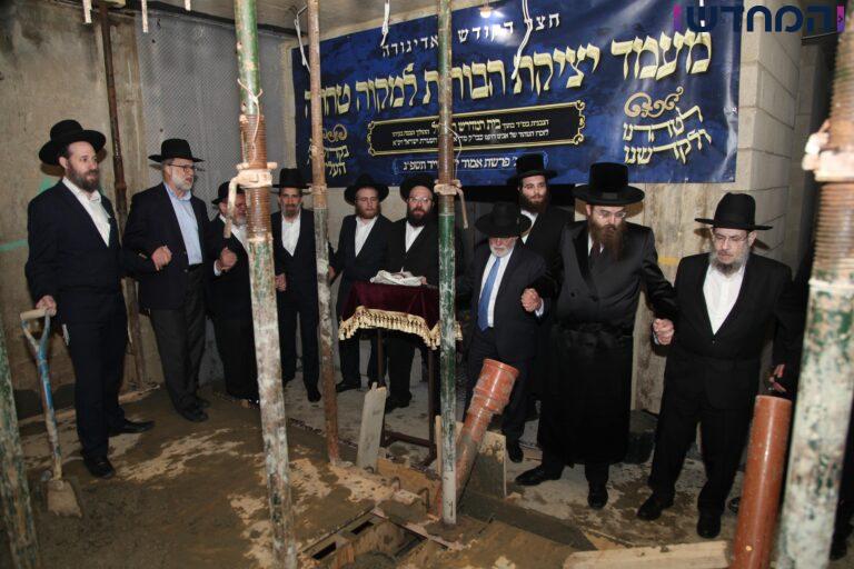 בלונדון יצקו את הבורות למקווה בביהמ"ד הגדול סאדיגורה • צפו