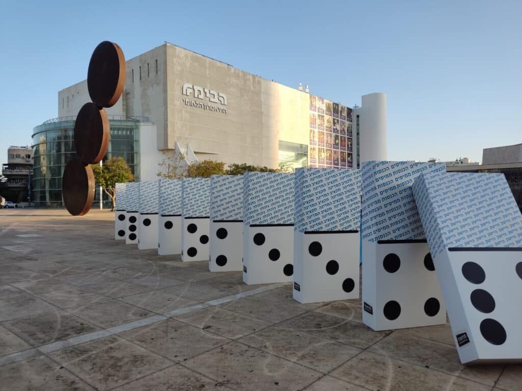 ההצגות של המפגינים: אבני דומינו וגופות הרוגים