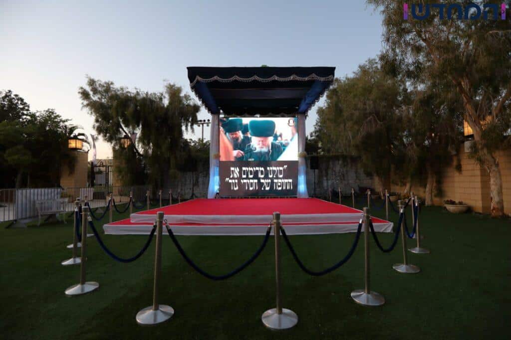 מה חיפשו 12,000 חסידים יום אחרי יום באולמי אווניו?