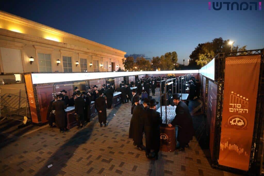 מה חיפשו 12,000 חסידים יום אחרי יום באולמי אווניו?