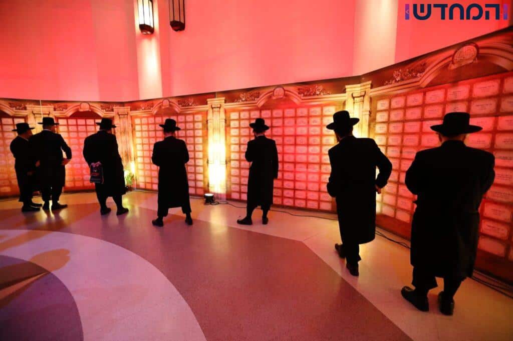 מה חיפשו 12,000 חסידים יום אחרי יום באולמי אווניו?