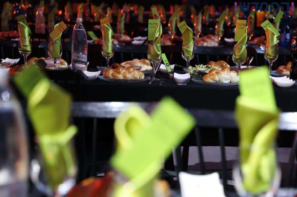 מה חיפשו 12,000 חסידים יום אחרי יום באולמי אווניו?