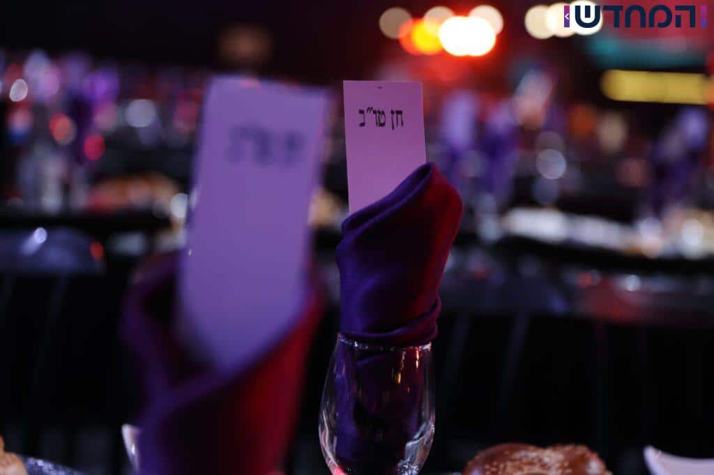 מה חיפשו 12,000 חסידים יום אחרי יום באולמי אווניו?