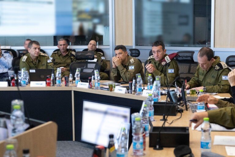 בכירי מערכת הביטחון ספונים בבור בקריה