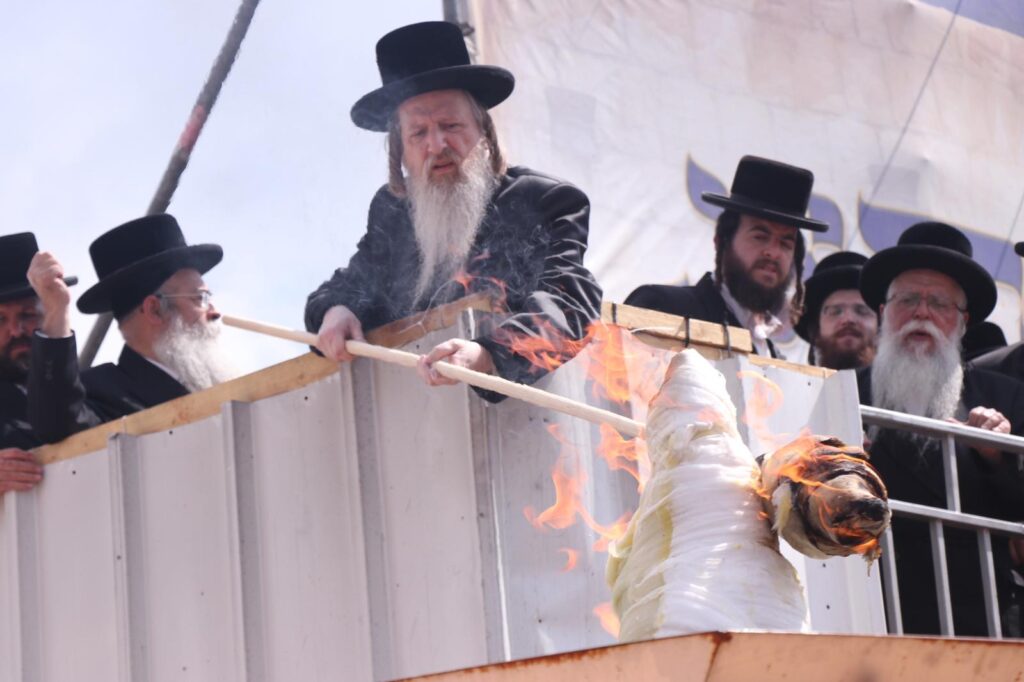 גלריה: האדמו״ר מדז׳יקוב הדליק בהר מירון