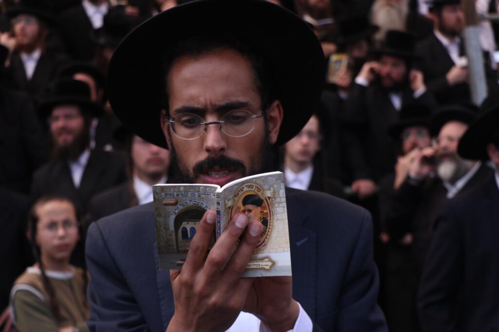 גלריה: האדמו״ר מדז׳יקוב הדליק בהר מירון