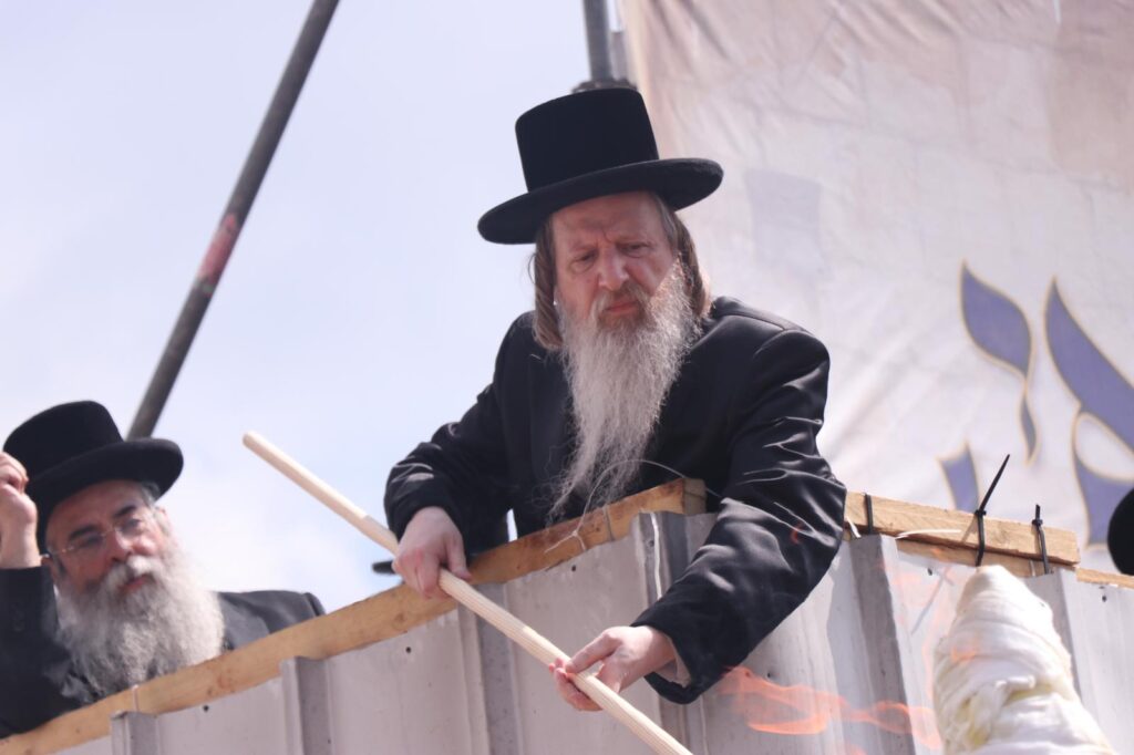 גלריה: האדמו״ר מדז׳יקוב הדליק בהר מירון