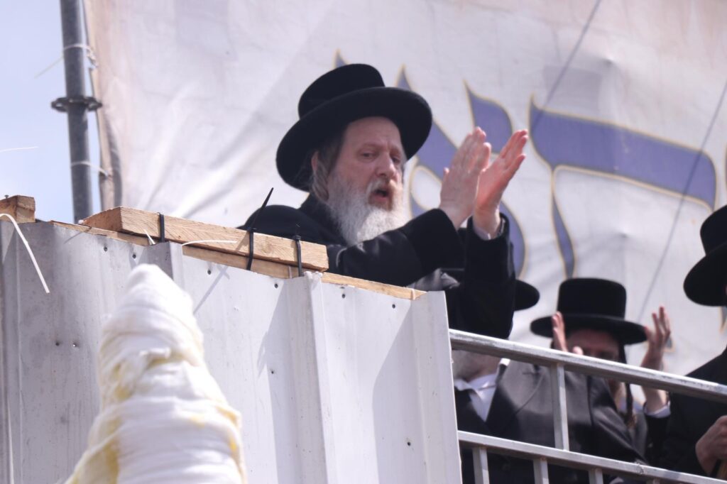 גלריה: האדמו״ר מדז׳יקוב הדליק בהר מירון