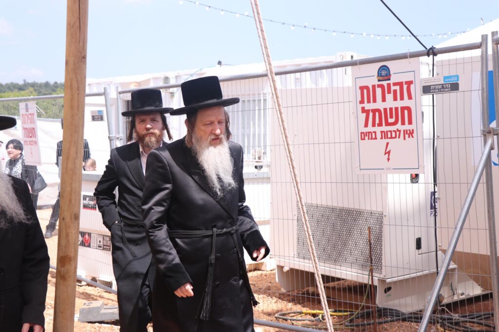 גלריה: האדמו״ר מדז׳יקוב הדליק בהר מירון