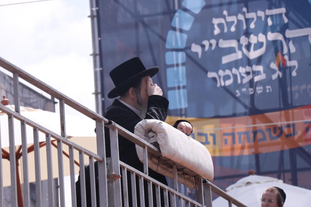 גלריה: האדמו״ר מדז׳יקוב הדליק בהר מירון