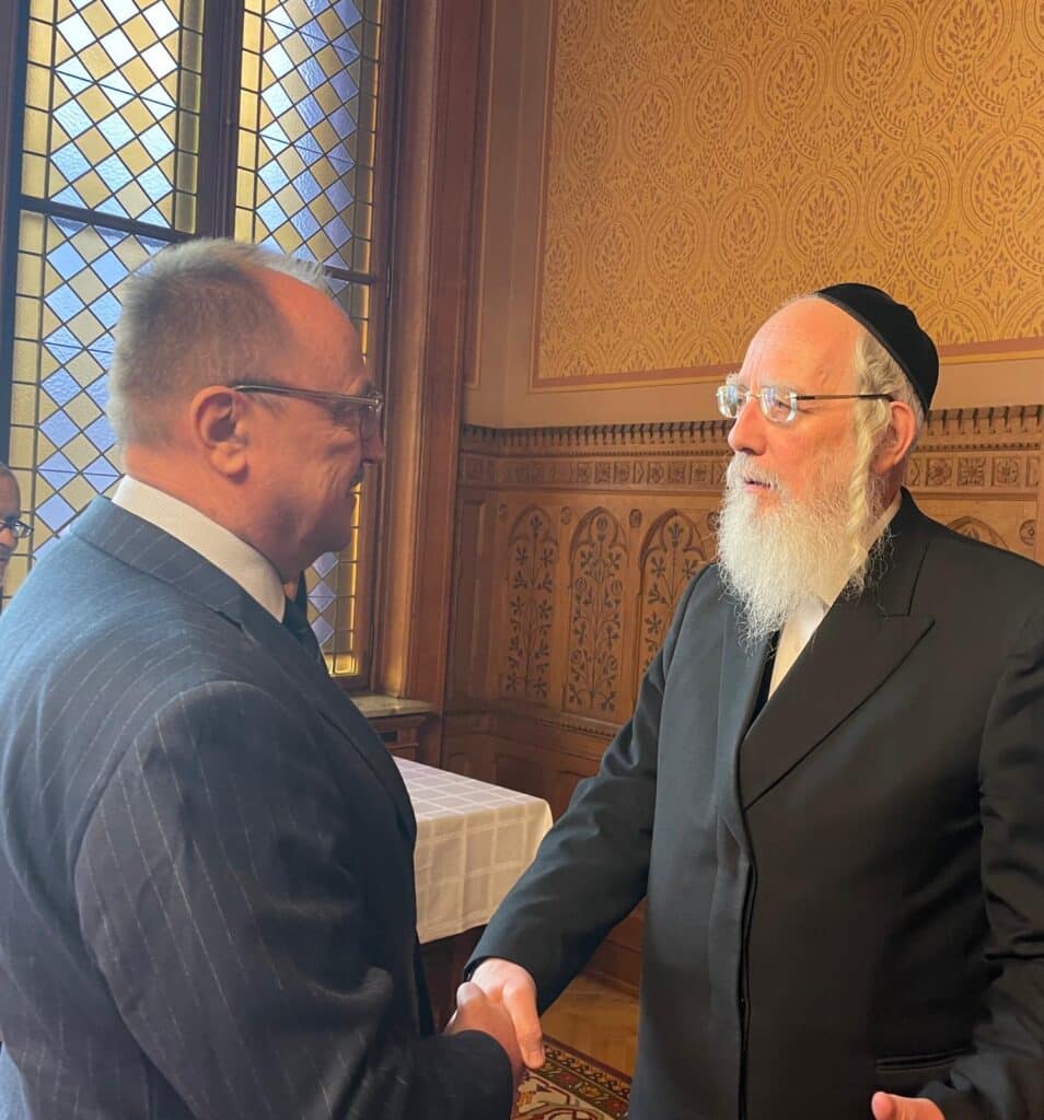 ויקטור אורבן נפגש עם הח"כ החרדי