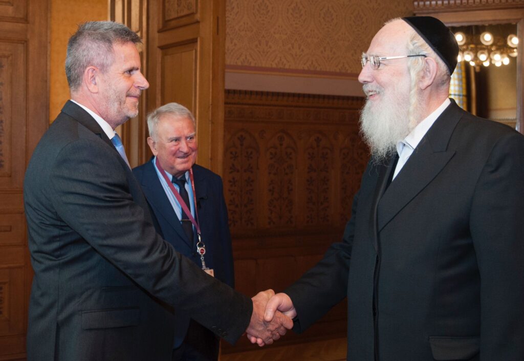 ויקטור אורבן נפגש עם הח"כ החרדי