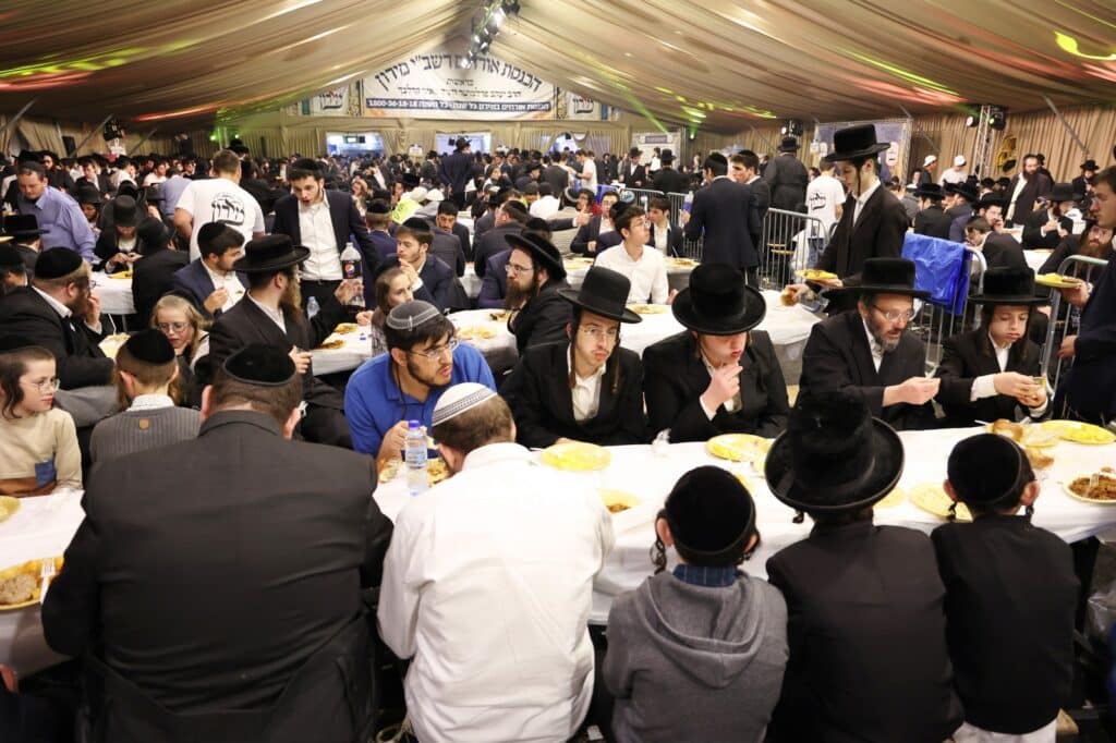 רבבות לקחו חלק בסעודת ההילולא הגדולה בעולם