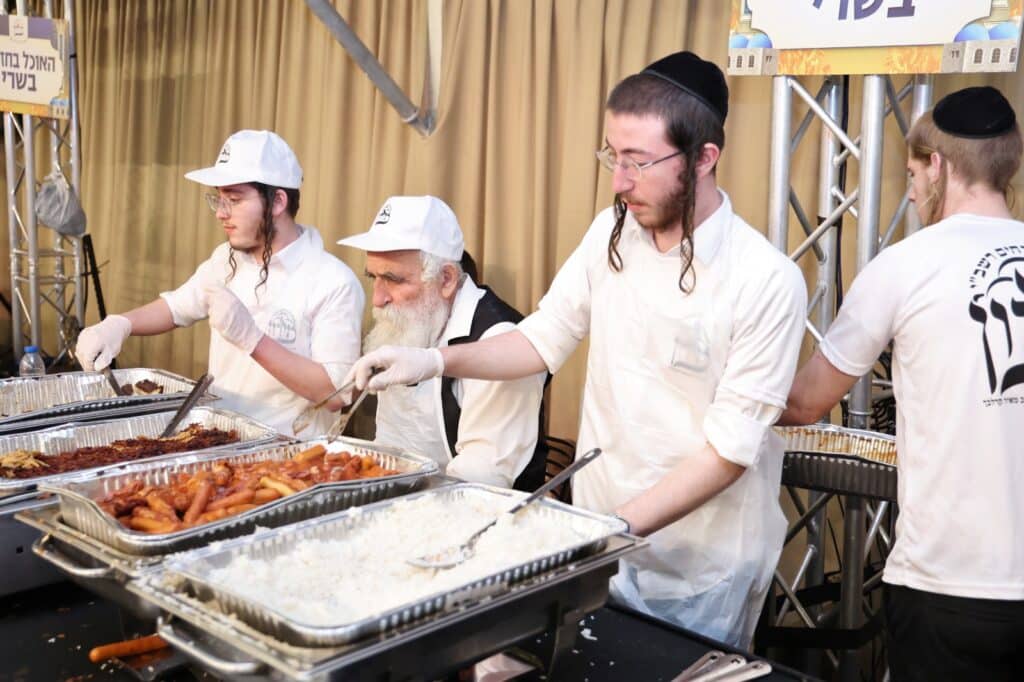רבבות לקחו חלק בסעודת ההילולא הגדולה בעולם