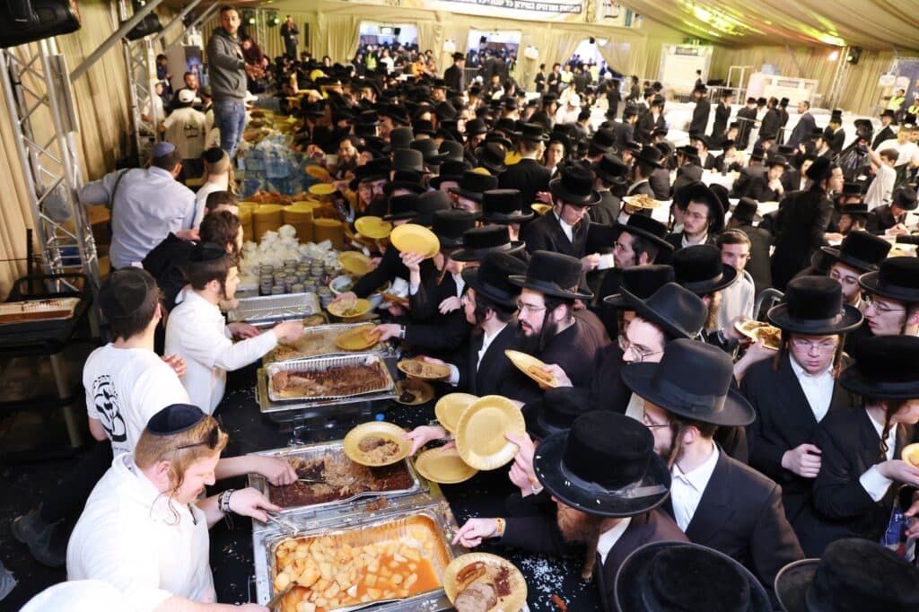 רבבות לקחו חלק בסעודת ההילולא הגדולה בעולם