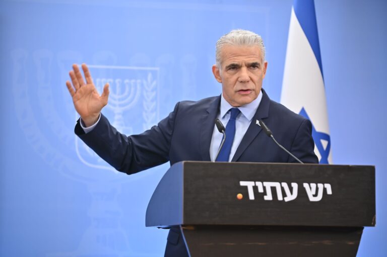 יאיר לפיד מציג את התקציב האלטרנטיבי.