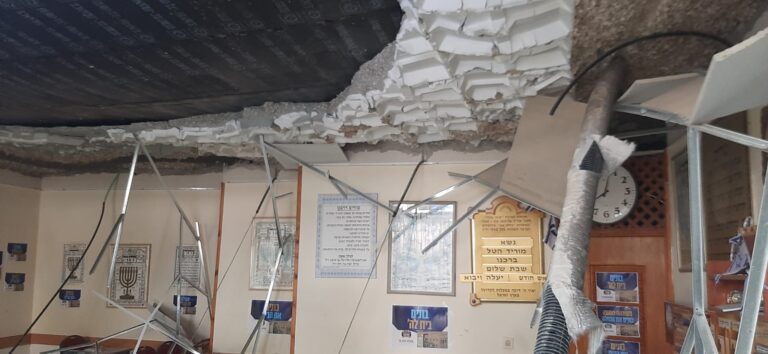 תקרת בית הכנסת קרסה