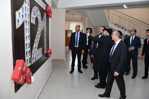 השר מש"ס ביקר בבית הספר במדינה המוסלמית