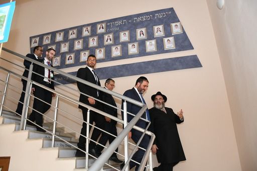 השר מש"ס ביקר בבית הספר במדינה המוסלמית