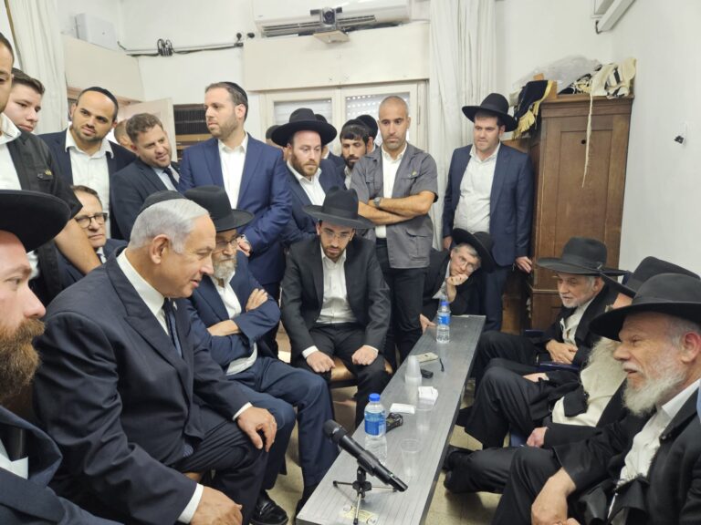 רה"מ נתניהו הגיע לניחום אבלים בבית הגר"ג זצ"ל