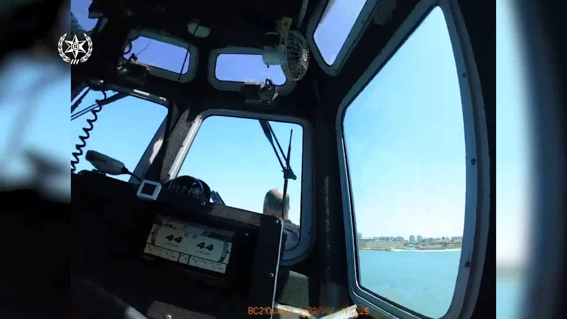 סמוך לשובר גלים: השוטרים חילצו רוכב אופנוע שנסחף