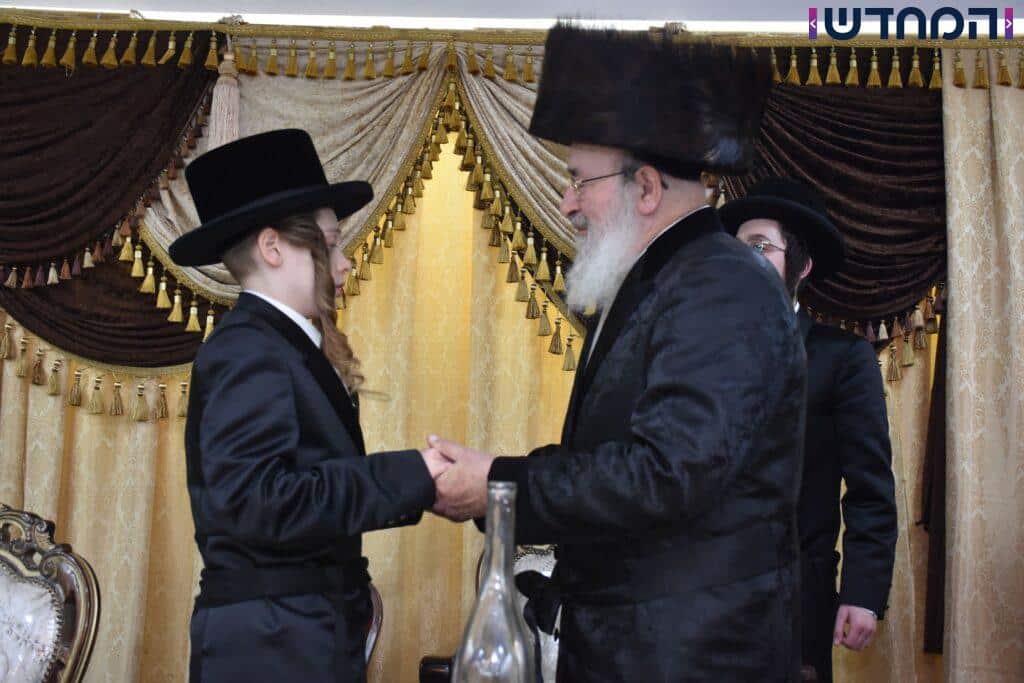 הרבי חגג עם הנכד: בר מצווה בחצרות טריסק - הארנאסטייפאל