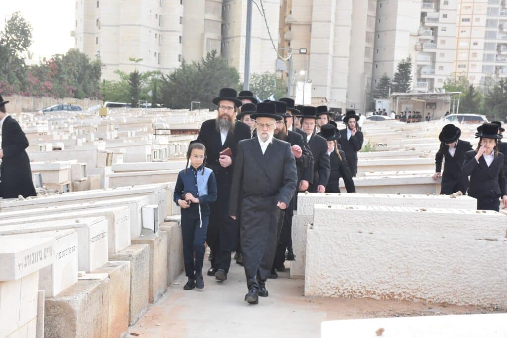 עם אלפי החסידים: האדמו"ר מסערט ויז'ניץ בבית החיים