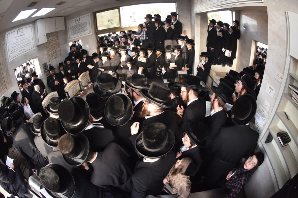 עם אלפי החסידים: האדמו"ר מסערט ויז'ניץ בבית החיים