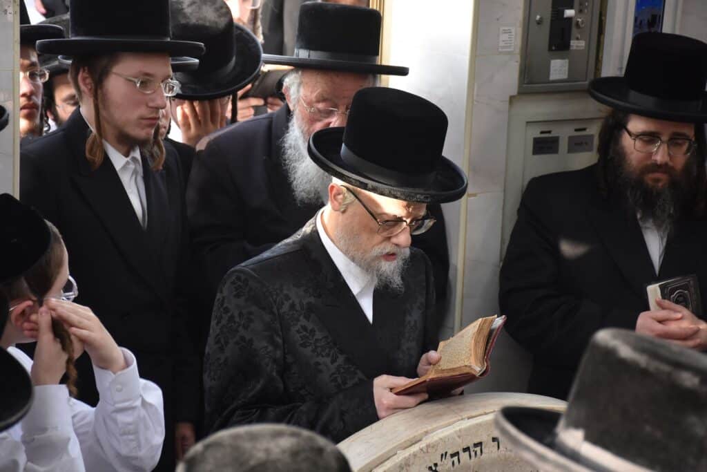 עם אלפי החסידים: האדמו"ר מסערט ויז'ניץ בבית החיים