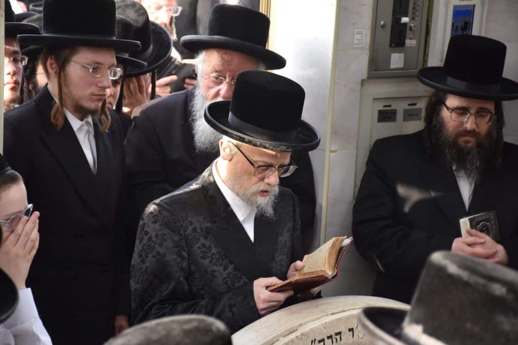 עם אלפי החסידים: האדמו"ר מסערט ויז'ניץ בבית החיים