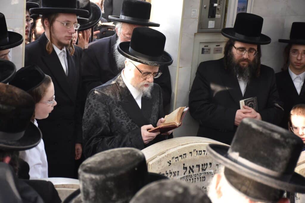 עם אלפי החסידים: האדמו"ר מסערט ויז'ניץ בבית החיים