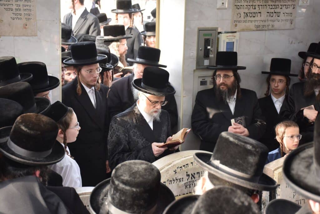 עם אלפי החסידים: האדמו"ר מסערט ויז'ניץ בבית החיים