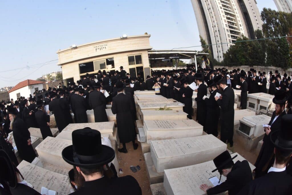 עם אלפי החסידים: האדמו"ר מסערט ויז'ניץ בבית החיים