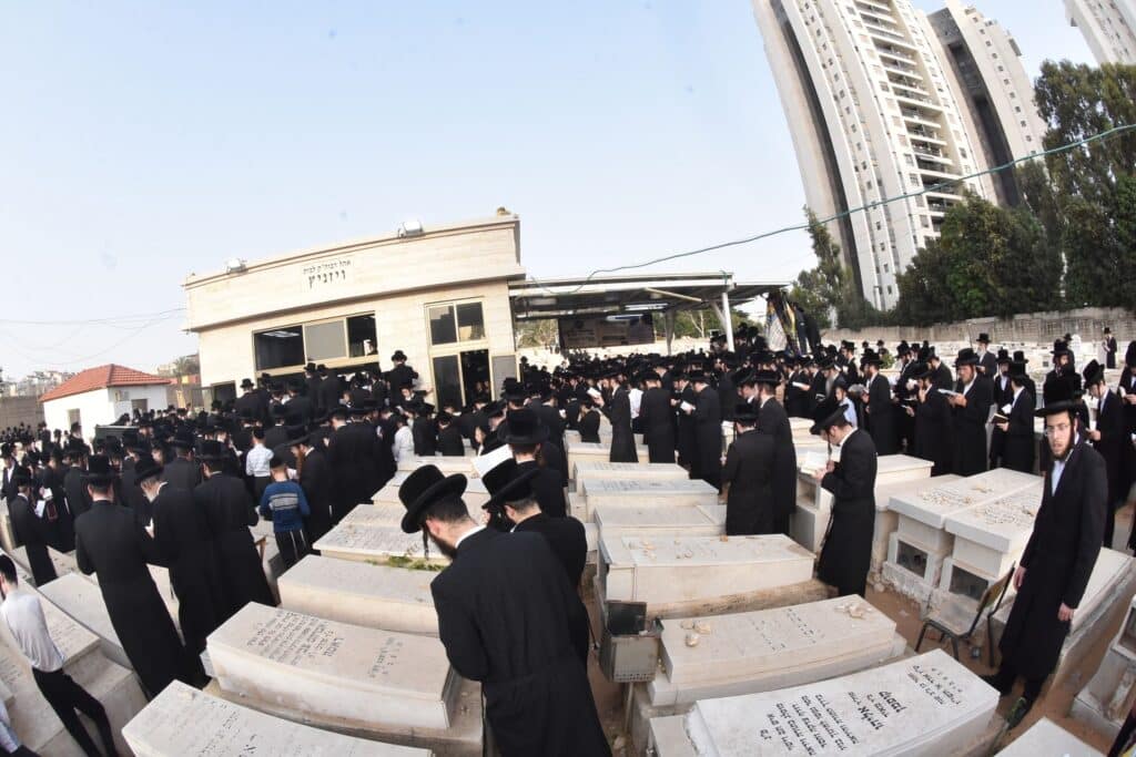 עם אלפי החסידים: האדמו"ר מסערט ויז'ניץ בבית החיים